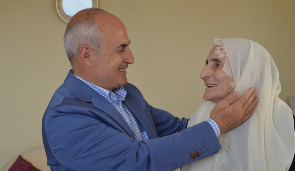 “Annelerimiz bizlerin bir gün değil her gün baş tacıdır”